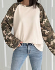 Sweatshirt mit Camouflage-Ärmeln, Beige