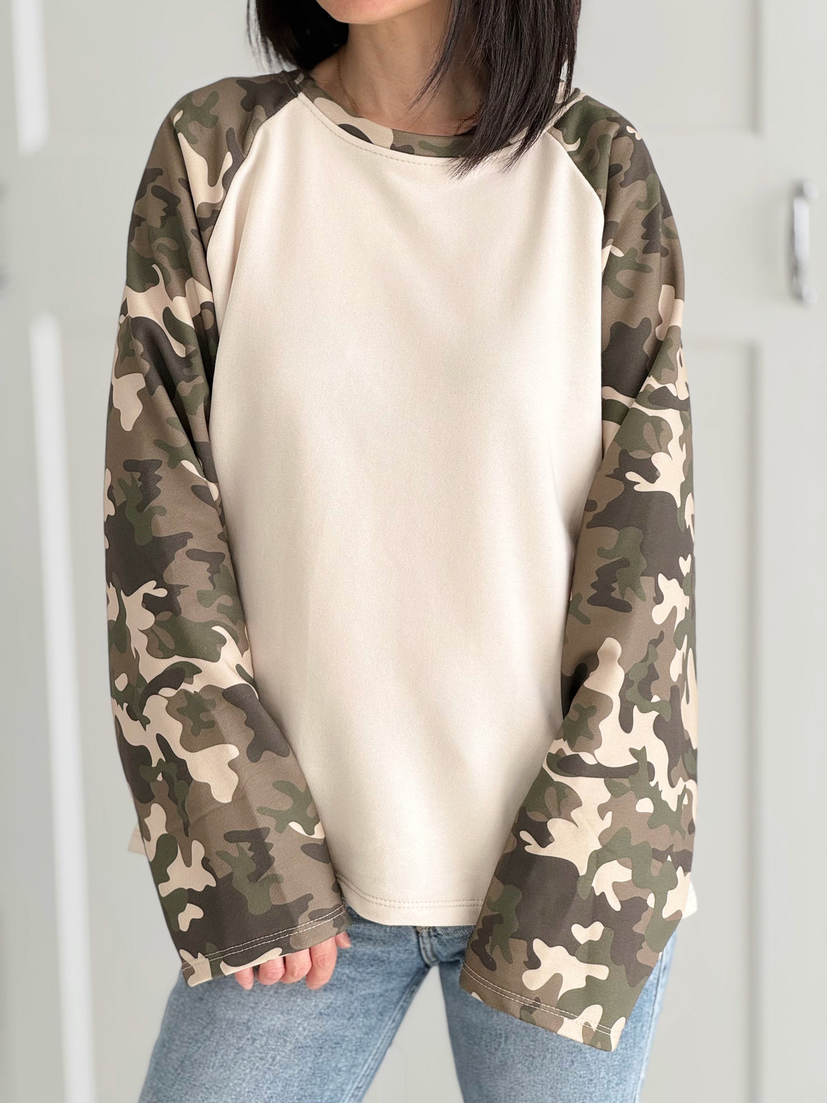 Sweatshirt mit Camouflage-Ärmeln, Beige
