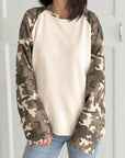 Sweatshirt mit Camouflage-Ärmeln, Beige