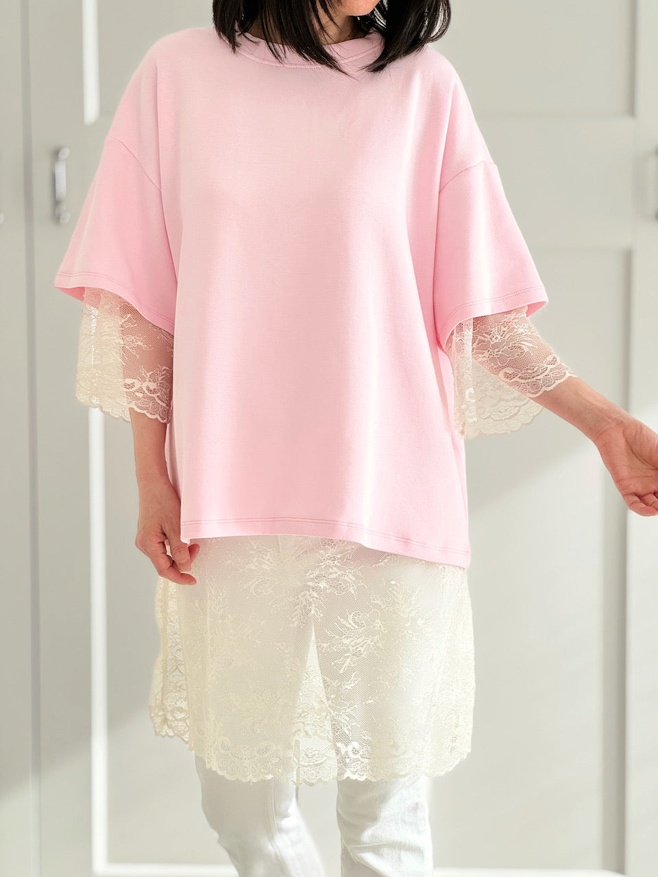 Kurzarmshirt mit Rückenschlitz, Spitze, 3 Farben