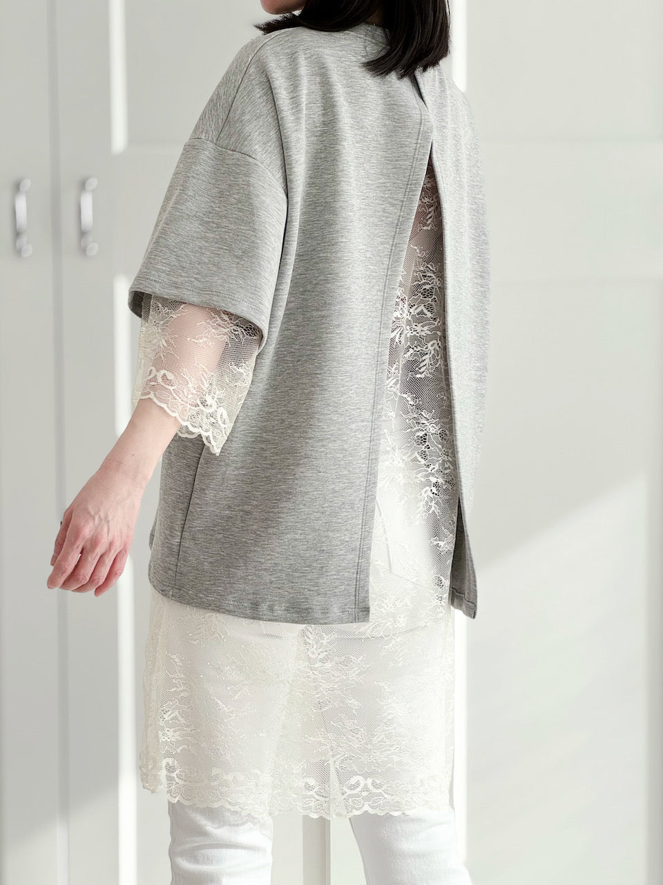 Kurzarmshirt mit Rückenschlitz, Spitze, 3 Farben