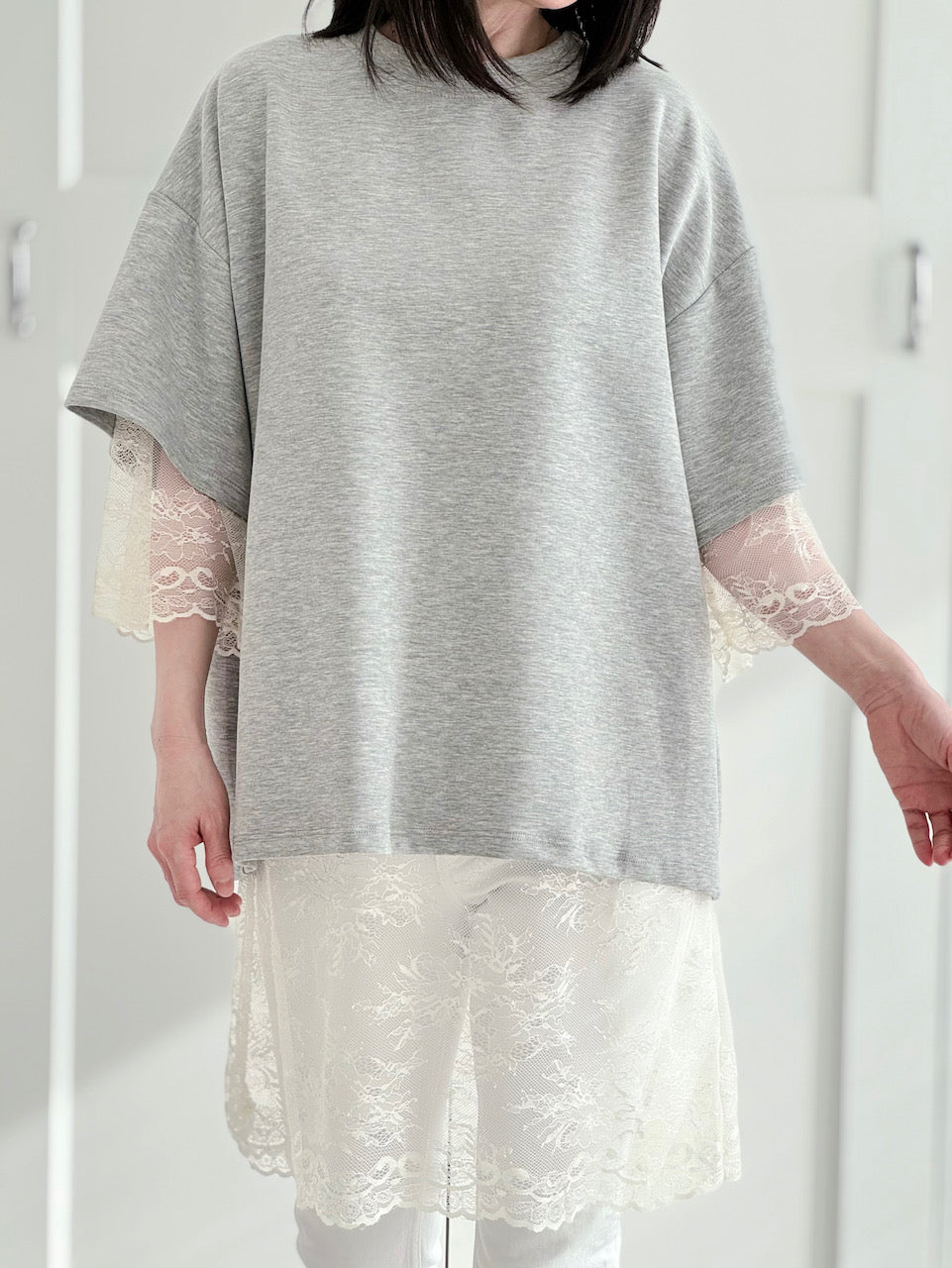 Kurzarmshirt mit Rückenschlitz, Spitze, 3 Farben