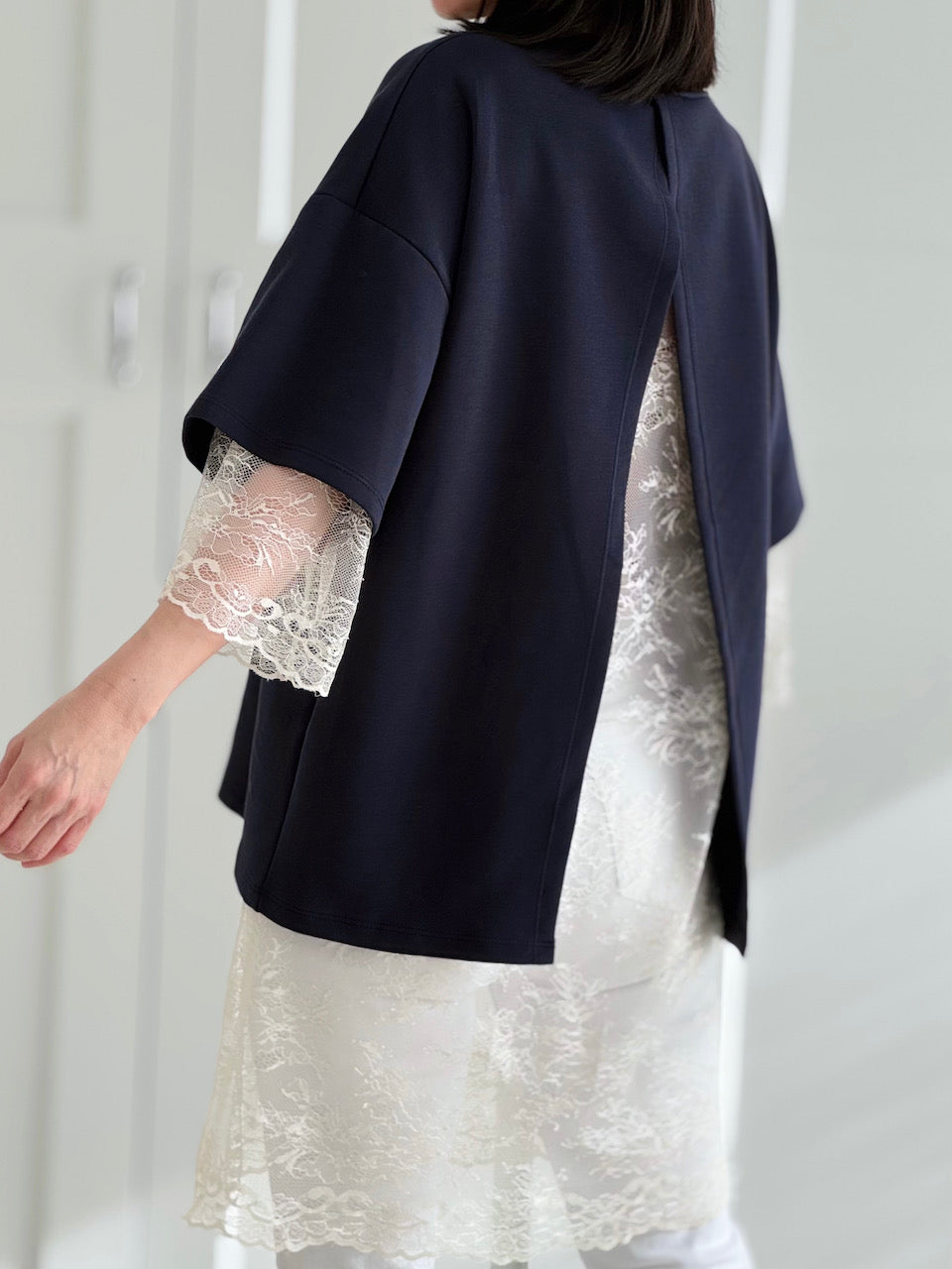 Kurzarmshirt mit Rückenschlitz, Spitze, 3 Farben