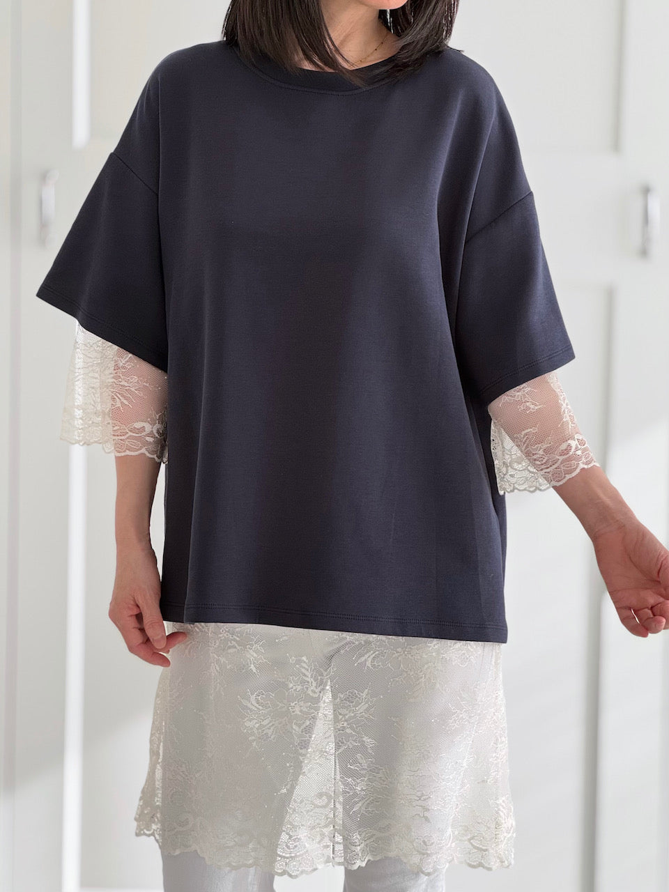 Kurzarmshirt mit Rückenschlitz, Spitze, 3 Farben