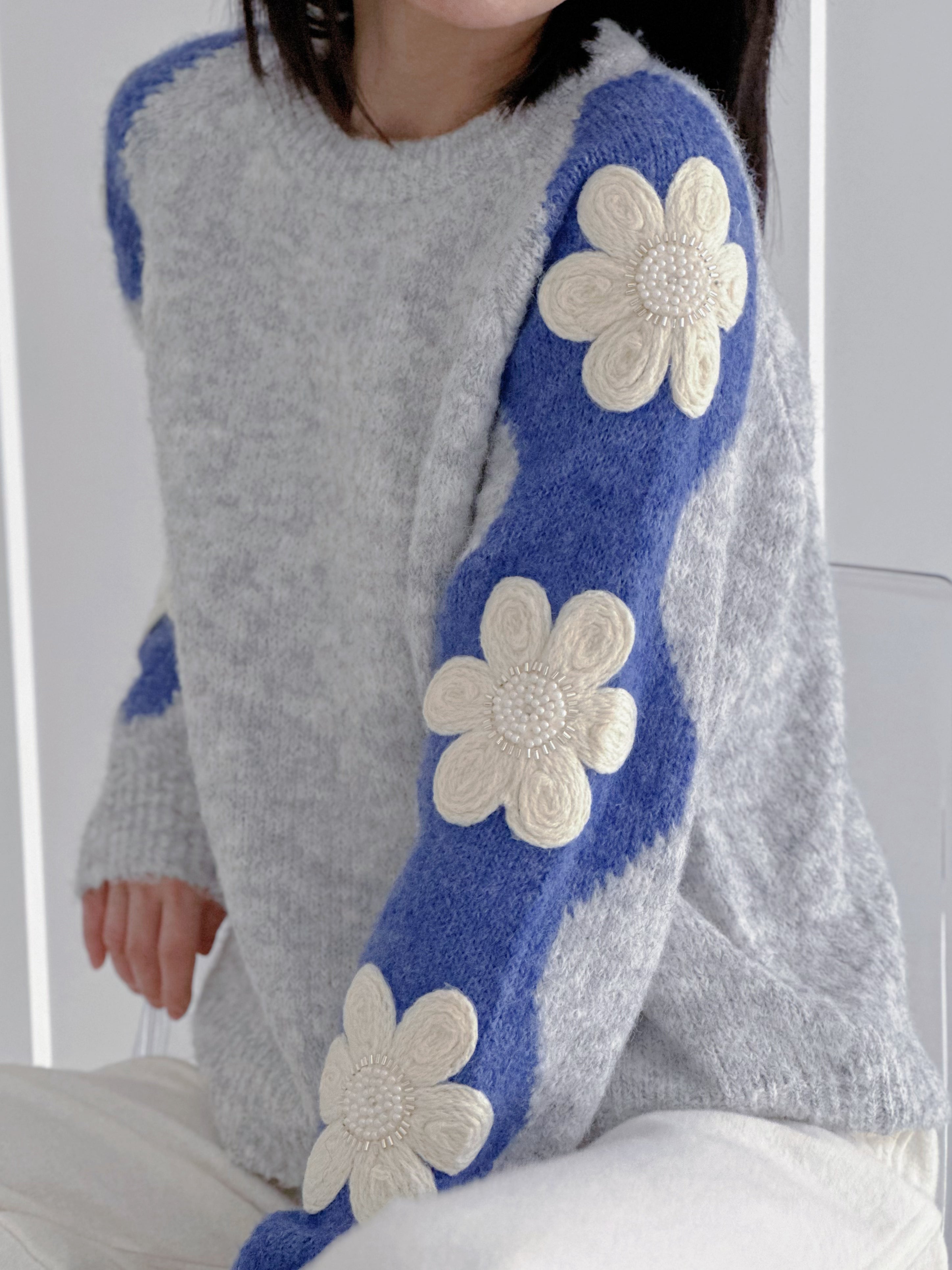 Pullover mit gestickten Blumen