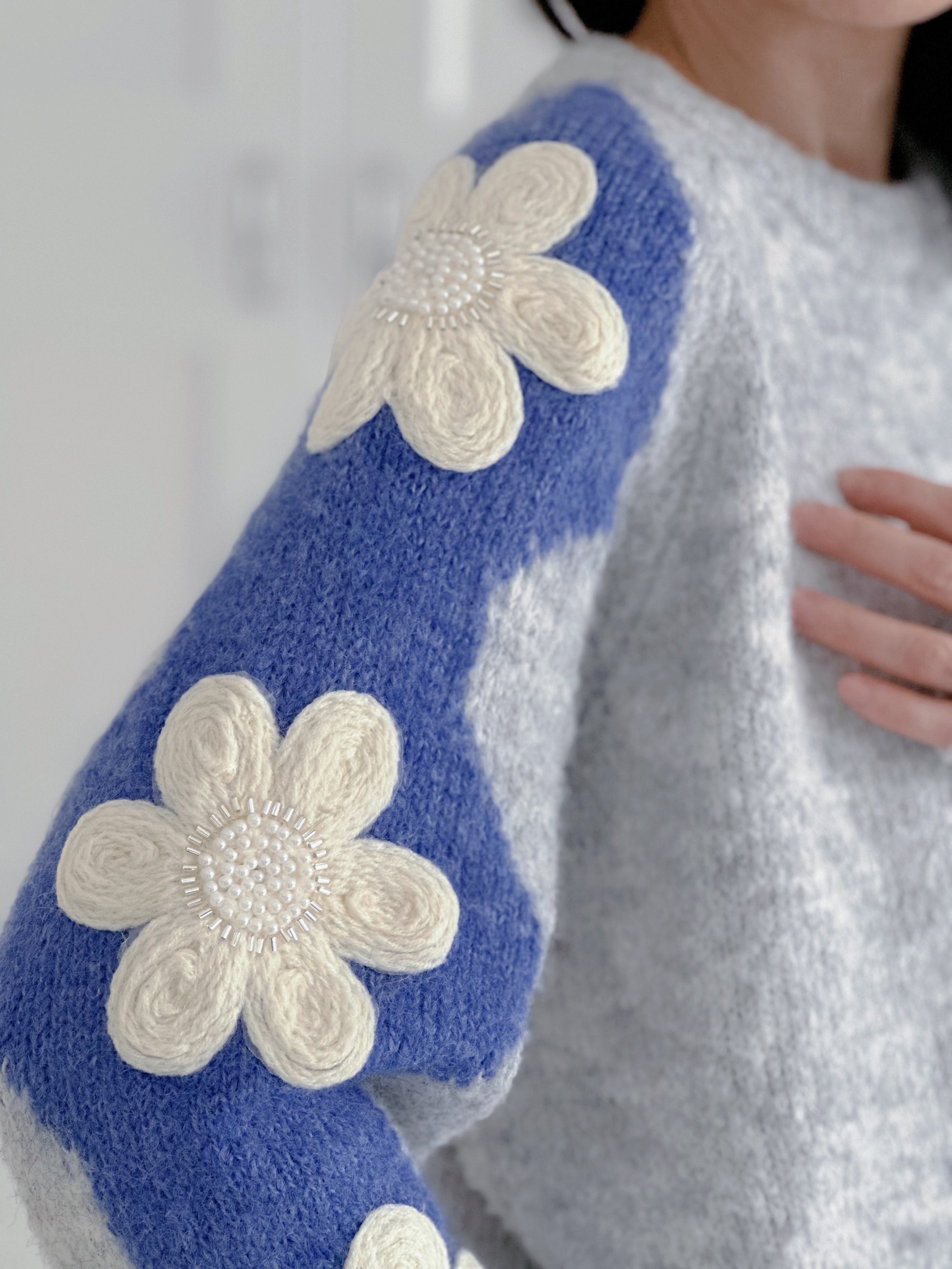 Pullover mit gestickten Blumen