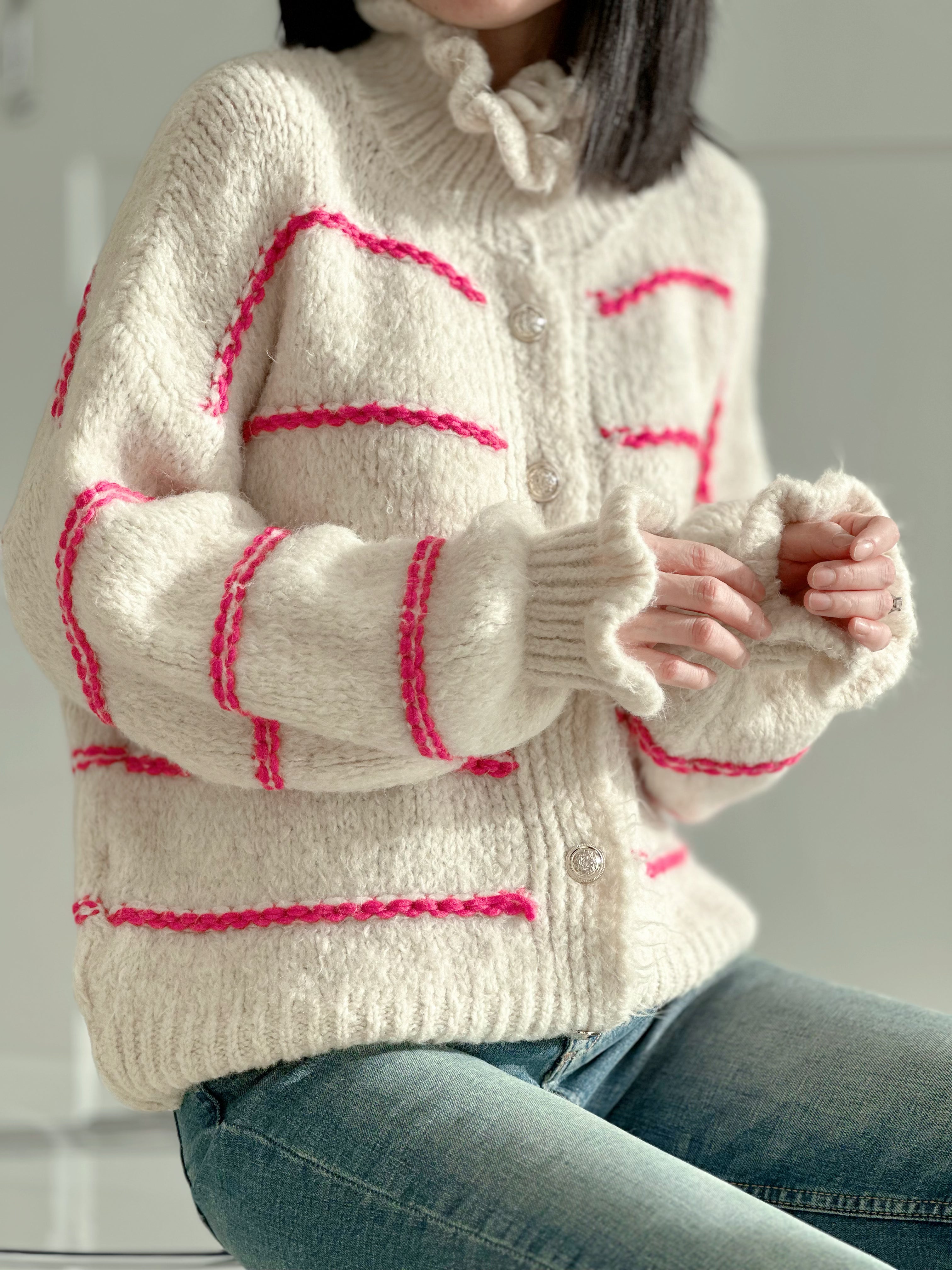 Strickjacke, Rüschen, Streifen, mit goldenen Knöpfen