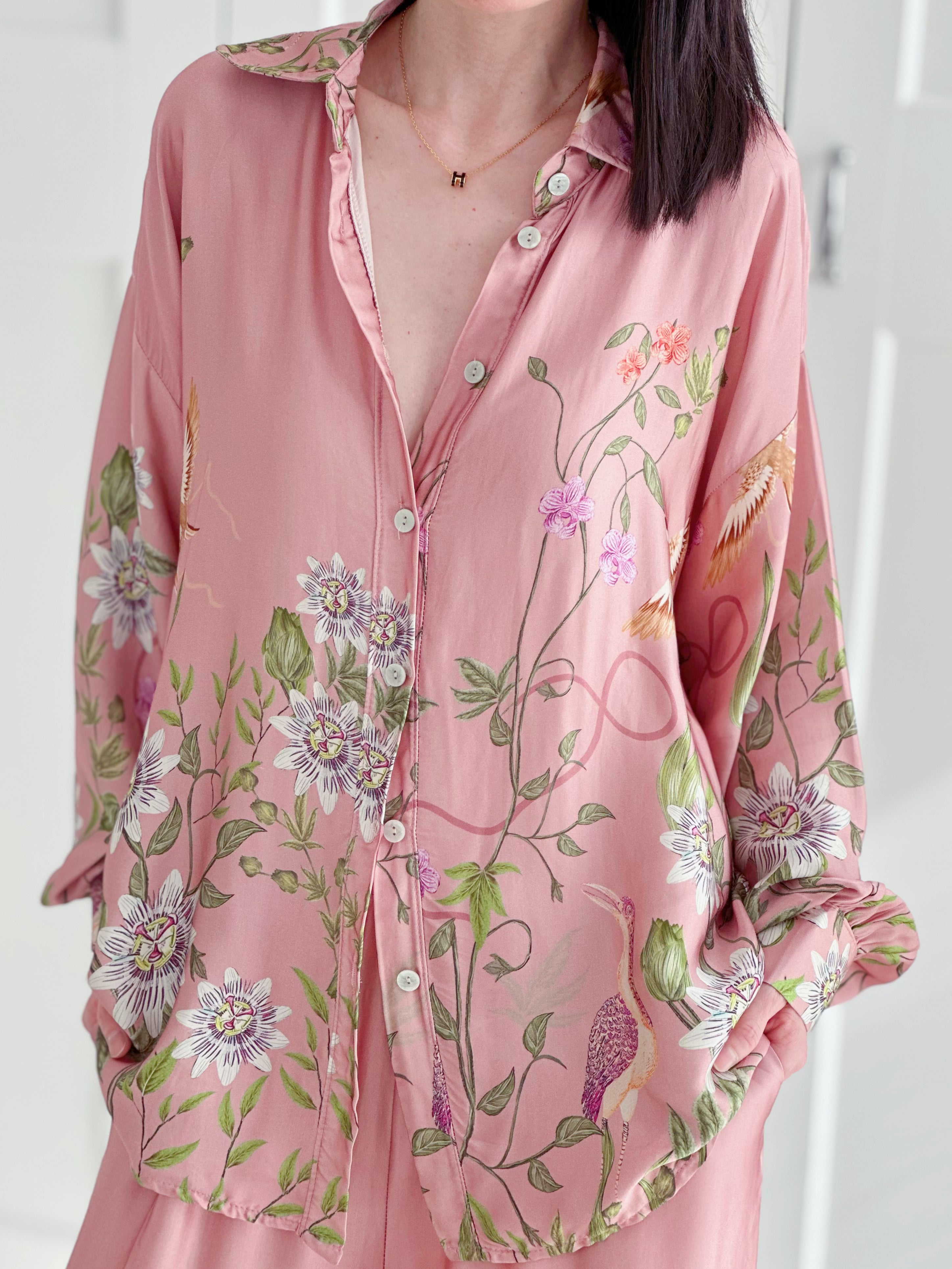 Seidige Bluse, Blumen und Vögel