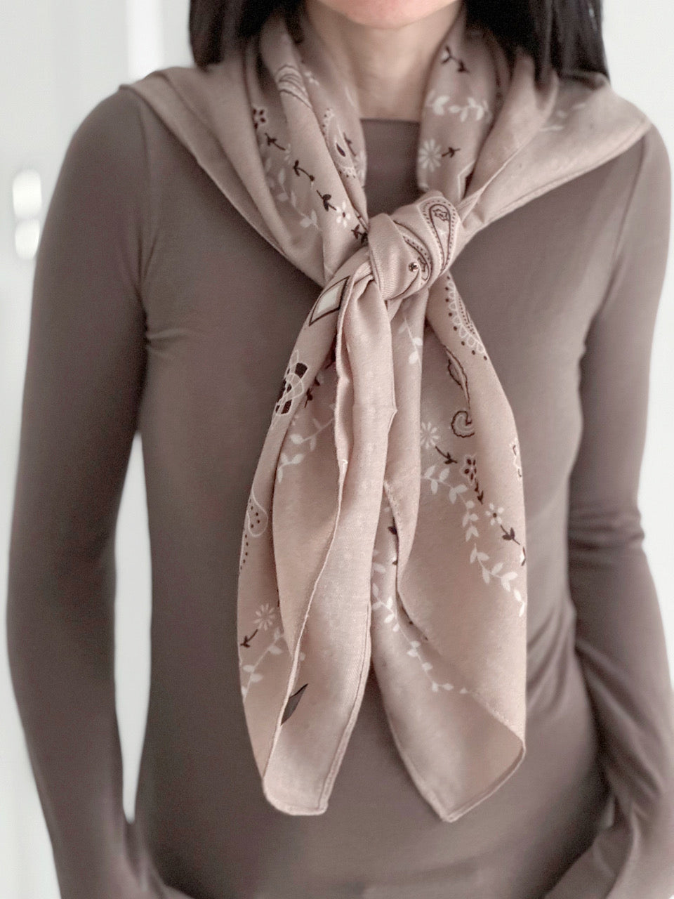 Quadratisches Paisley-Tuch, Beige