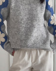 Pullover mit gestickten Blumen