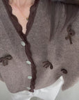 Strickjacke, mit Schleifen und Spitzenbesatz, Taupe
